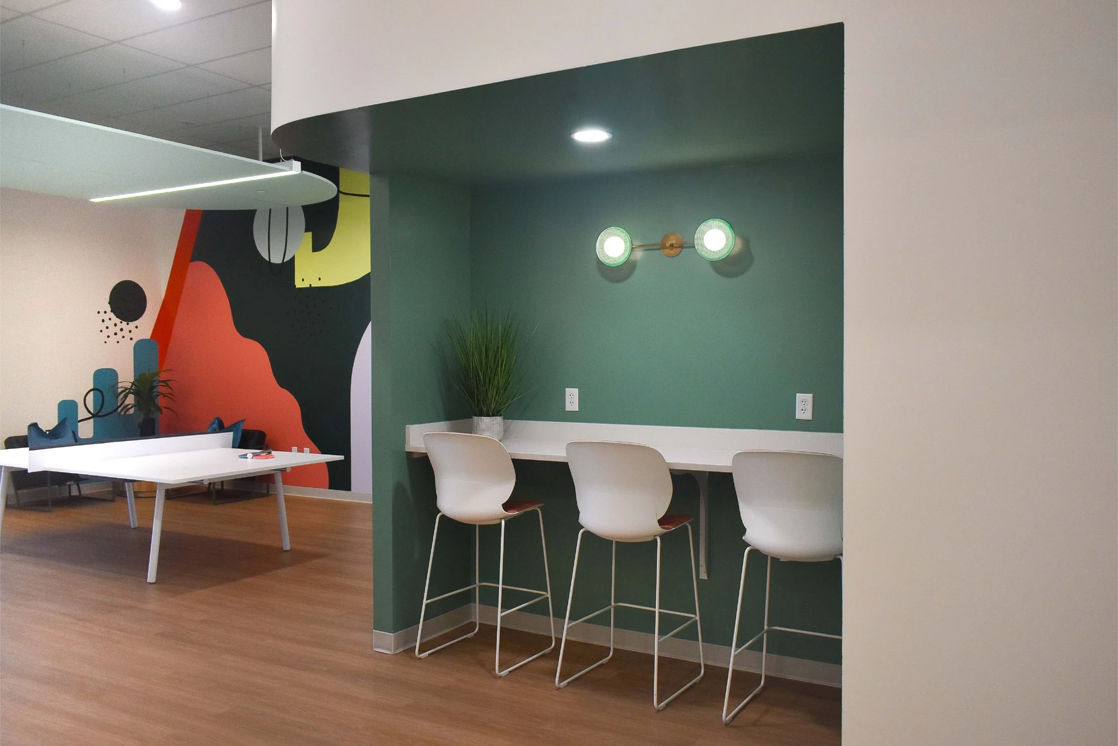 Colorful New Engen workplace interior